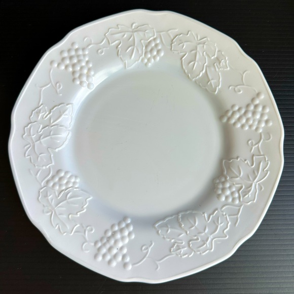 VTG Colony Harvest Grape White Milk Glass Replacement 8” Luncheon Salad Plate - Picture 5 of 5